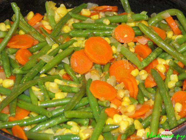 Курочка с овощами в сметане с сухариками