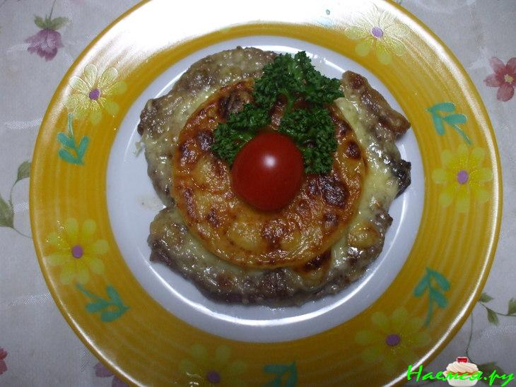 Свинина, запеченная с ананасами и сыром