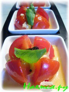 Помидоры с моцареллой, запеченные в фольге Помидоры с моцареллой, запеченные в фольге