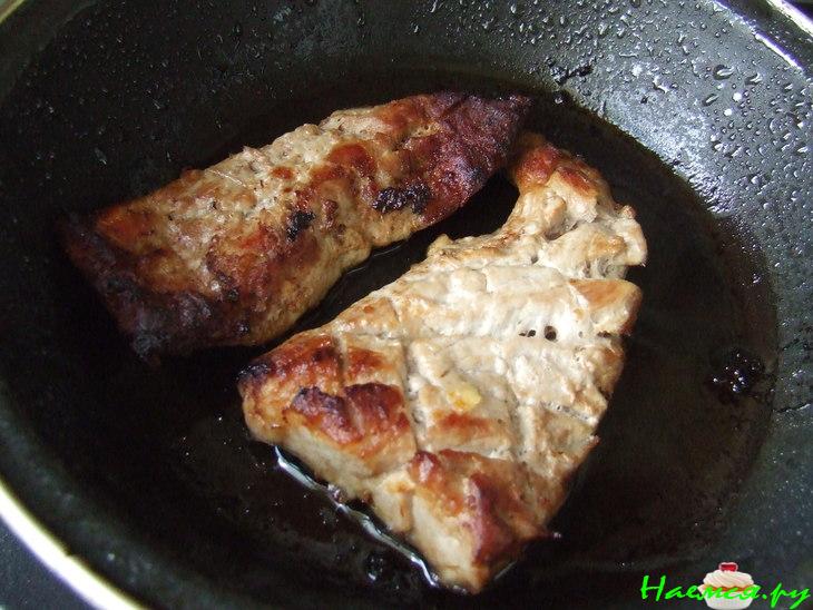 Теплый салат со свиной вырезкой и красной фасоли