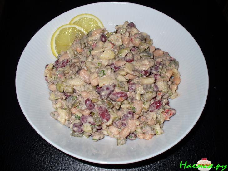 Салат "Сытный" с фасолью и соленым огурчиком