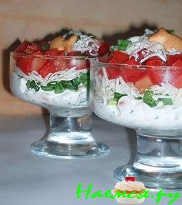 Салат-коктейль с солеными крекерами и томатами