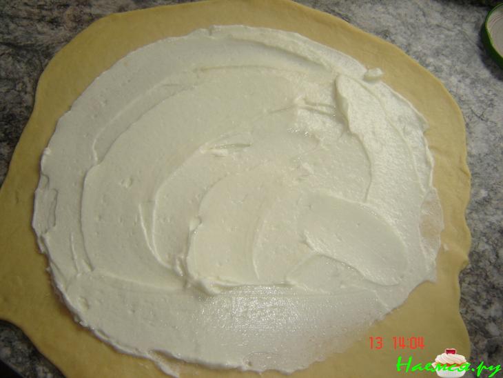 Сладкий пирожок с творогом и вишней Сладкий пирожок с творогом и вишней