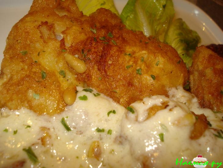 Рыба с сырным соусом и кедровыми орешками Рыба с сырным соусом и кедровыми орешками