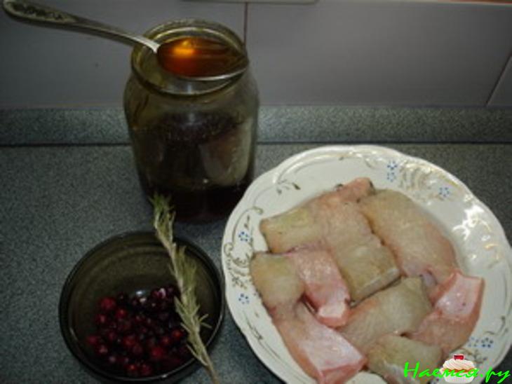 Сом под клюквенным соусом