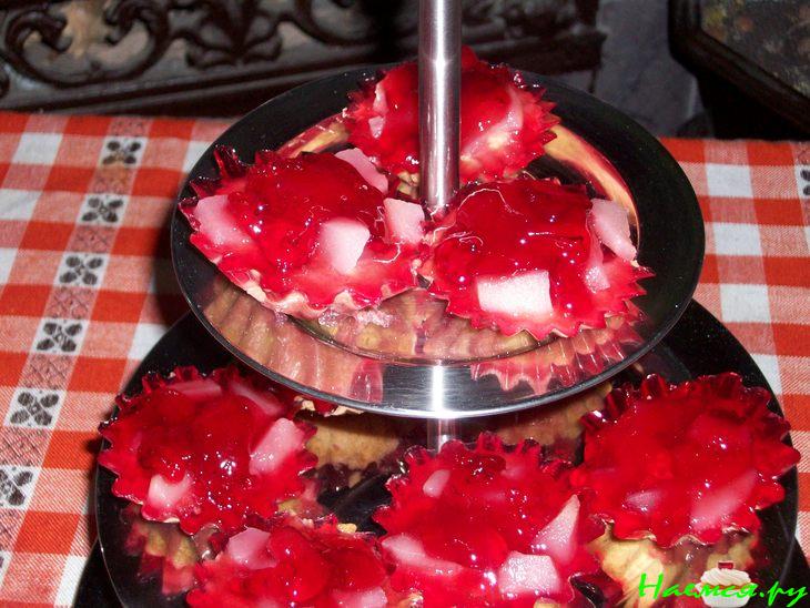 Корзиночки с маринованной грушей с желе