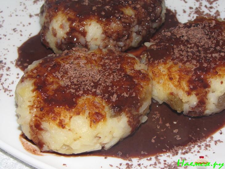 Десертные рисовые котлетки с шоколадным соусом