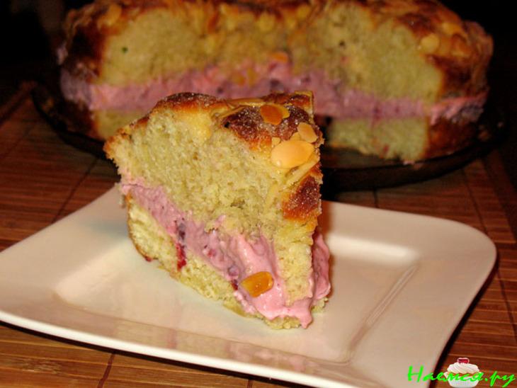 Пирог из дрожжевого теста с бруснично-сливочной прослойкой