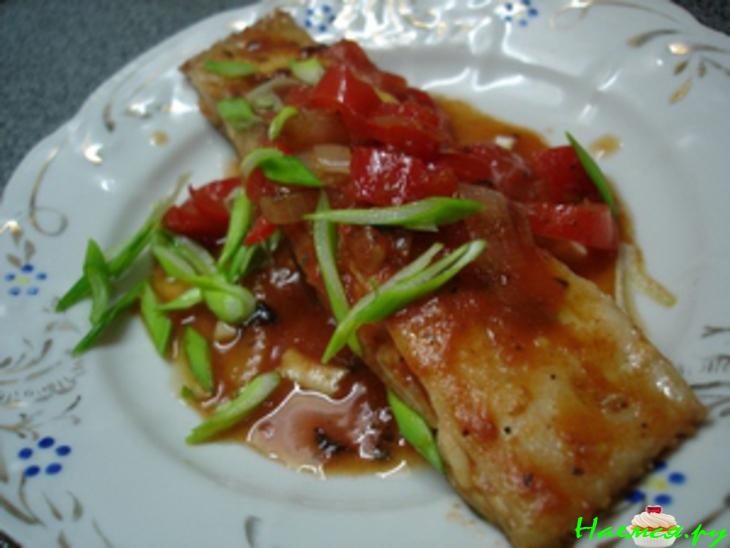 Камбала жаренная в томатном соусе