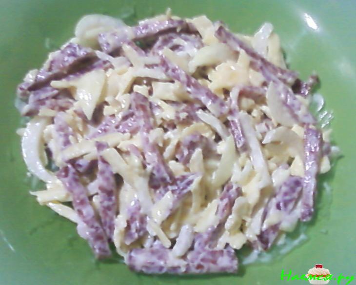 Салат с сырокопчёной колбасой