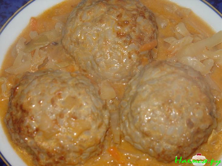 Рисовые фрикадели с тушёной капустой