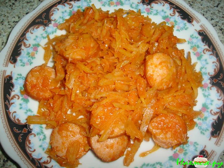 Тушенная капуста с морковкой в томате