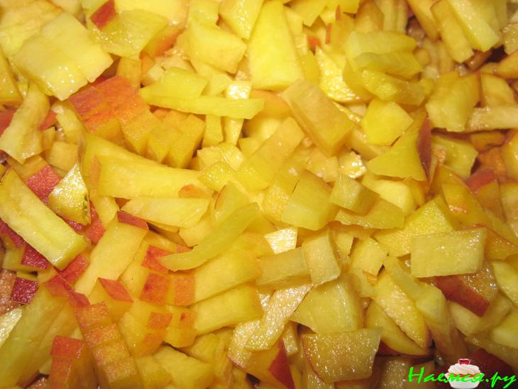 Салат с курицей, персиком, киви, авокадо и кешью