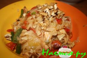 Рисовая лапша с мясом, овощами и орехами