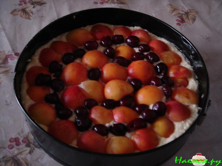 Творожно-абрикосовый пирог с черешней Творожно-абрикосовый пирог с черешней