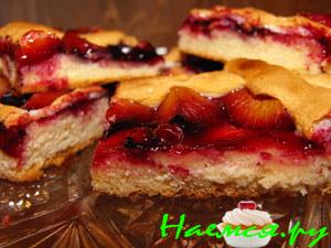Сливовый пирог с решеткой из безе