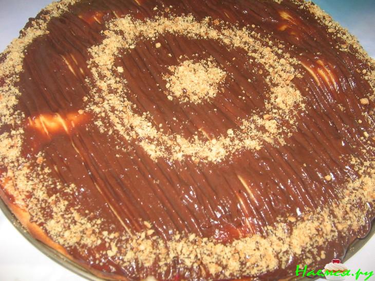 Пирог со сливой и красной смородиной