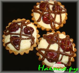 Корзиночки с облачком лимонного крема и вишенками в шоколадных кружевах