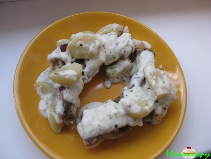 Рёбра и чеснок в сметанном соусе