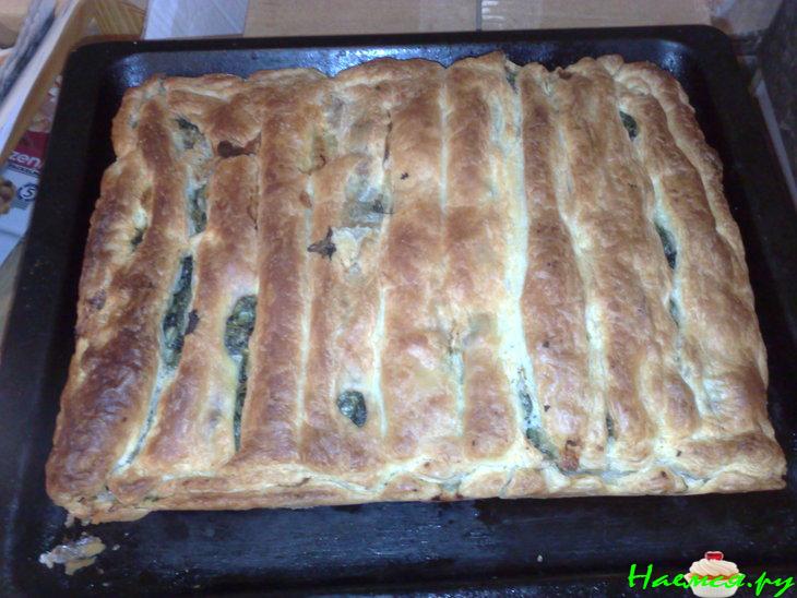 Слоеный пирог со шпинатом и сыром сулугуни Слоеный пирог со шпинатом и сыром сулугуни