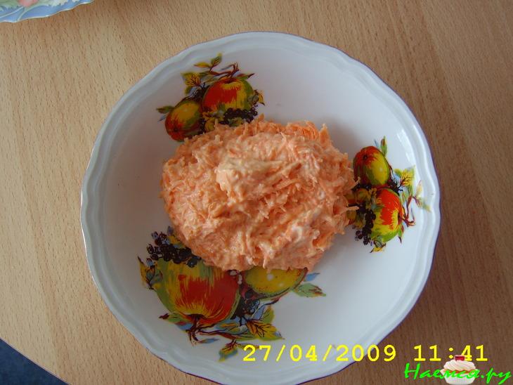 Куриный рулет с яйцом и чесноком