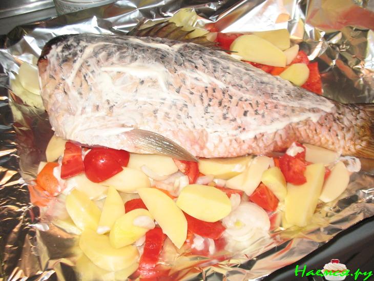 Сазан запеченный с овощами в сметане Сазан запеченный с овощами в сметане