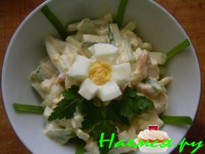Салат с креветками, яйцами и огурцом