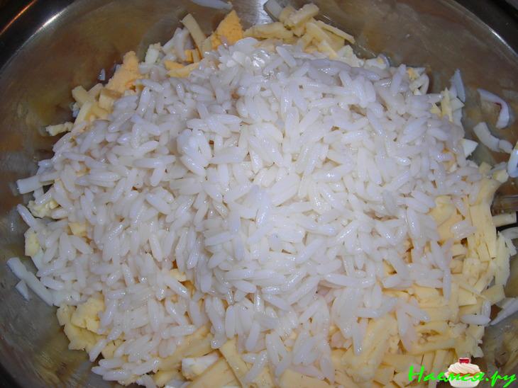 Салат с кальмарами, сыром и кукурузой