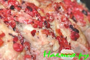Куриные грудки с крыжовником и смородиной