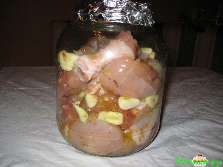 Курица с чесноком в банке