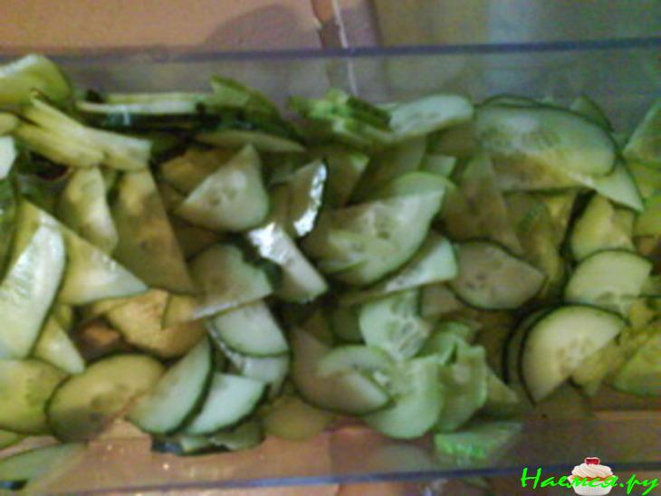 Салат с пекинской капустой и сухариками