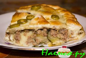 Пирог с картошкой, фаршем и солеными огурчиками