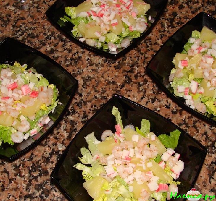 Коктейль с креветками, черной икрой и ананасом Коктейль с креветками, черной икрой и ананасом