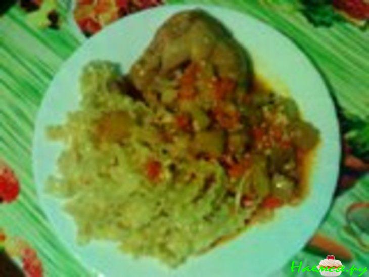 Тушеный цыпленок под кабачками
