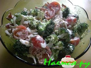 Салат с брокколи и беконом