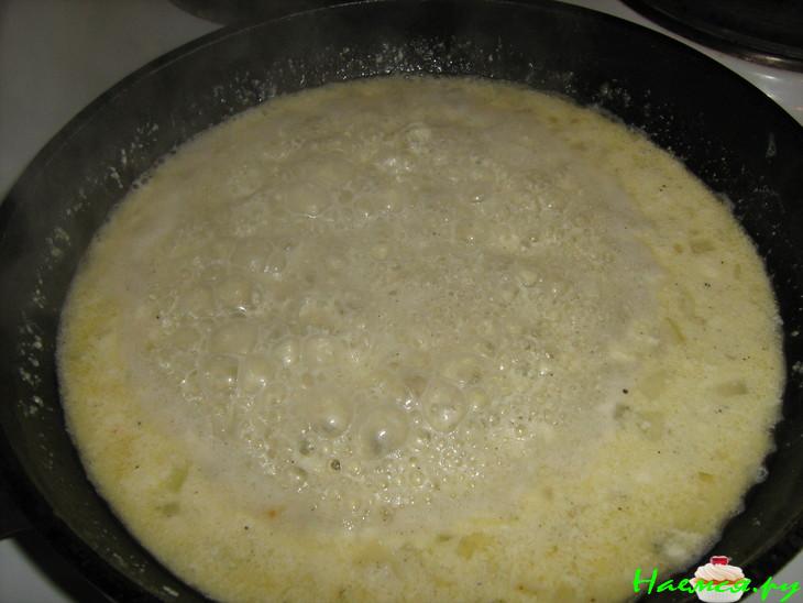 Яичница в сметанно-луковом соусе