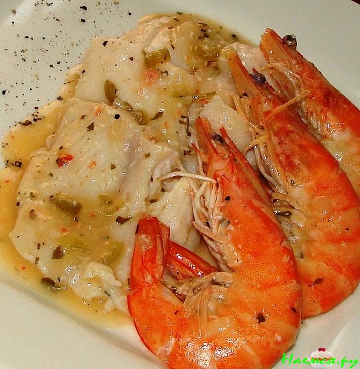 Морской язык с соусом и креветками
