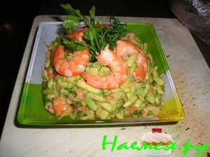 Салат из креветок с авокадо и зеленью