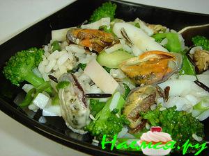 Салат с мидиями, кальмарами и рисом Салат с мидиями, кальмарами и рисом