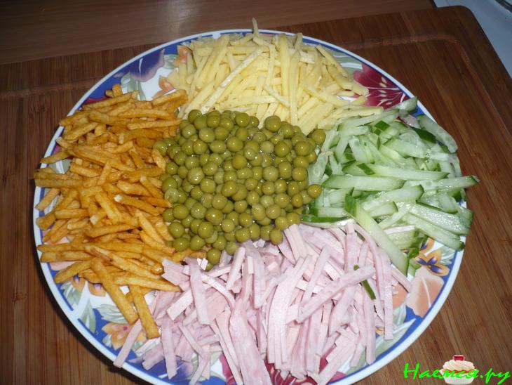 Салат с колбасой быстрый