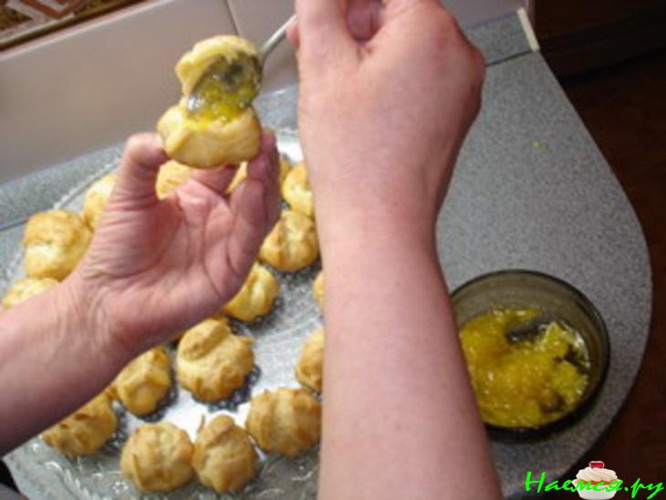 Профитроли с апельсиновым желе и взбитыми сливками