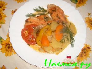 Окунь с овощами в горшочке