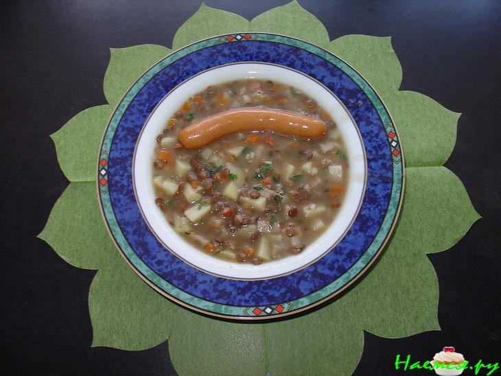 Чечевичный суп со свиной ножкой