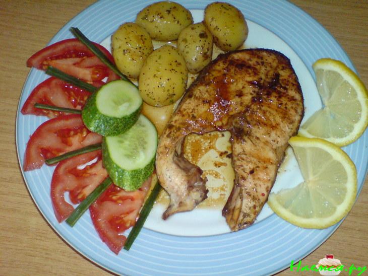 Рыбные стейки, жаренные на гриле