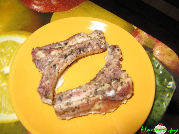 Рёбра и чеснок в сметанном соусе