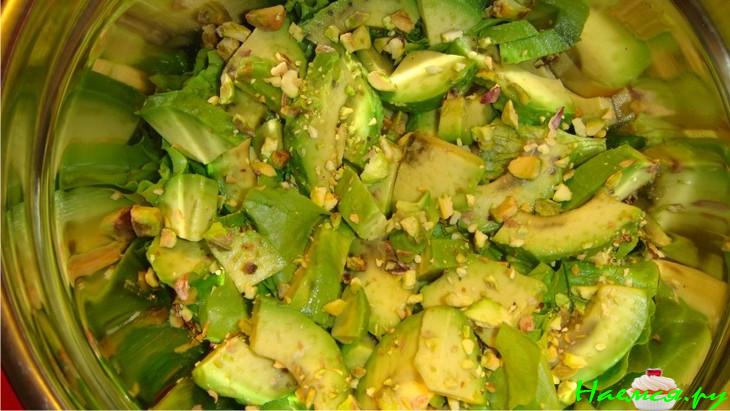 Салат из авокадо с сыром и клубникой