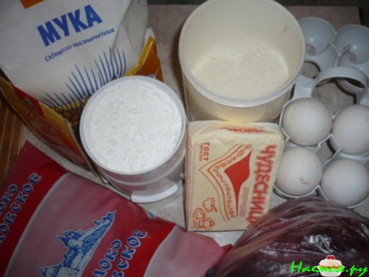 Вишневый пирог посыпанный с сахарной пудрой