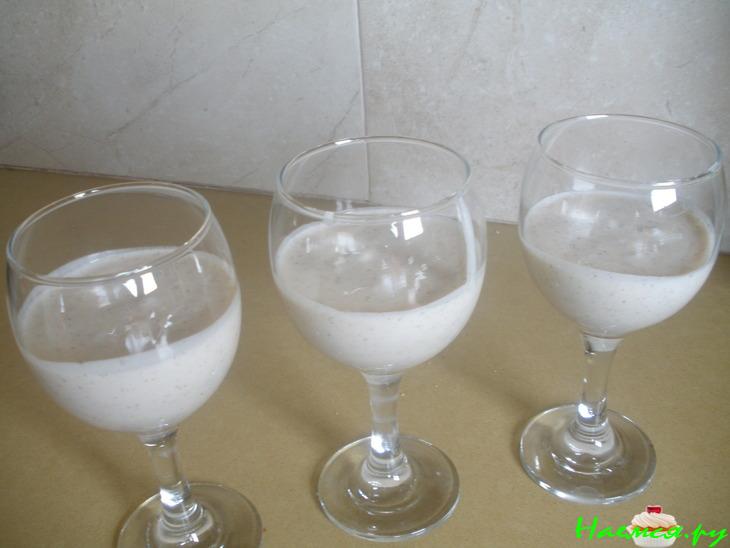 Летний кремовый легкий десерт из йогурта и ягодного желе Летний кремовый легкий десерт из йогурта и ягодного желе