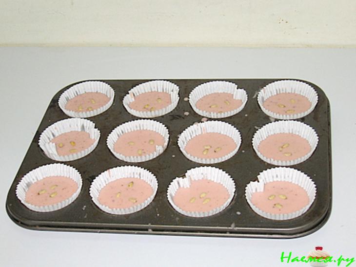 Клубничные маффины с кедровыми орешками