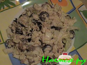 Салат куриный "Вкусный" с грибами и маслинами